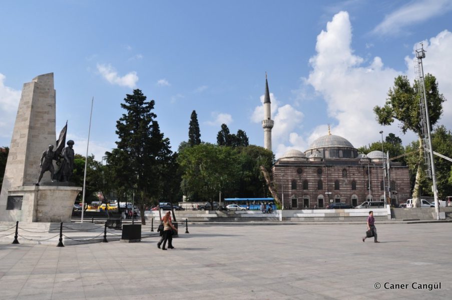 Beşiktaş Barbaros Anıtı ve Sinan Paşa Camii