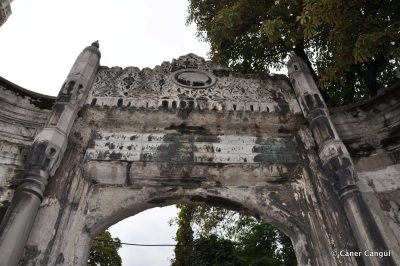 Pertevniyal Valide Sultan Camii Giriş Kapısı